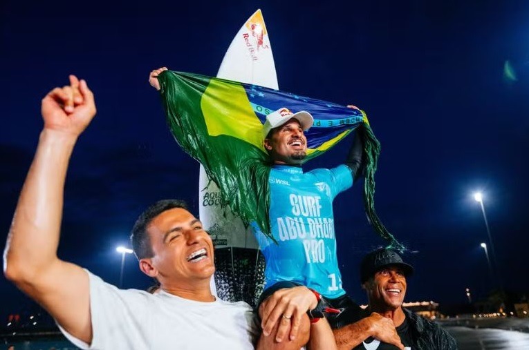 Potiguar Italo Ferreira conquista título em Abu Dhabi e vira número 1 do mundo