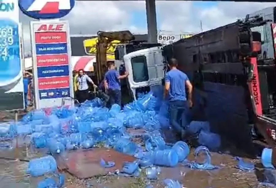Caminhão com carga de água mineral tomba em posto na Grande Natal; veja vídeo