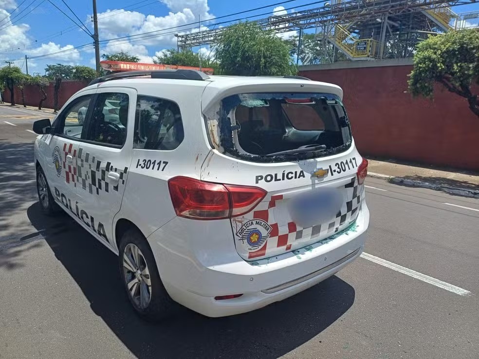Homem algemado estoura vidro de viatura, pula de pontilhão e morre na queda no interior de SP