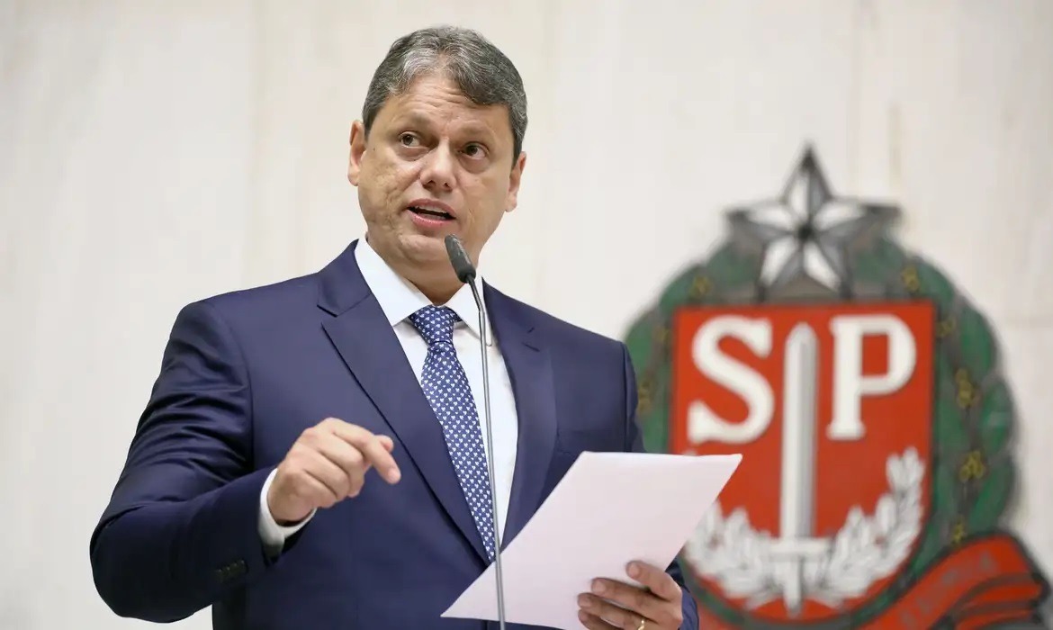 Tarcísio avisa aliados que aceita disputar Planalto em 2026 se Bolsonaro quiser