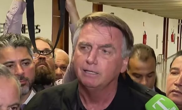 Bolsonaro sobre Michelle a frente de Lula em pesquisa: “sinal que ele está derretendo, é um incompetente”
