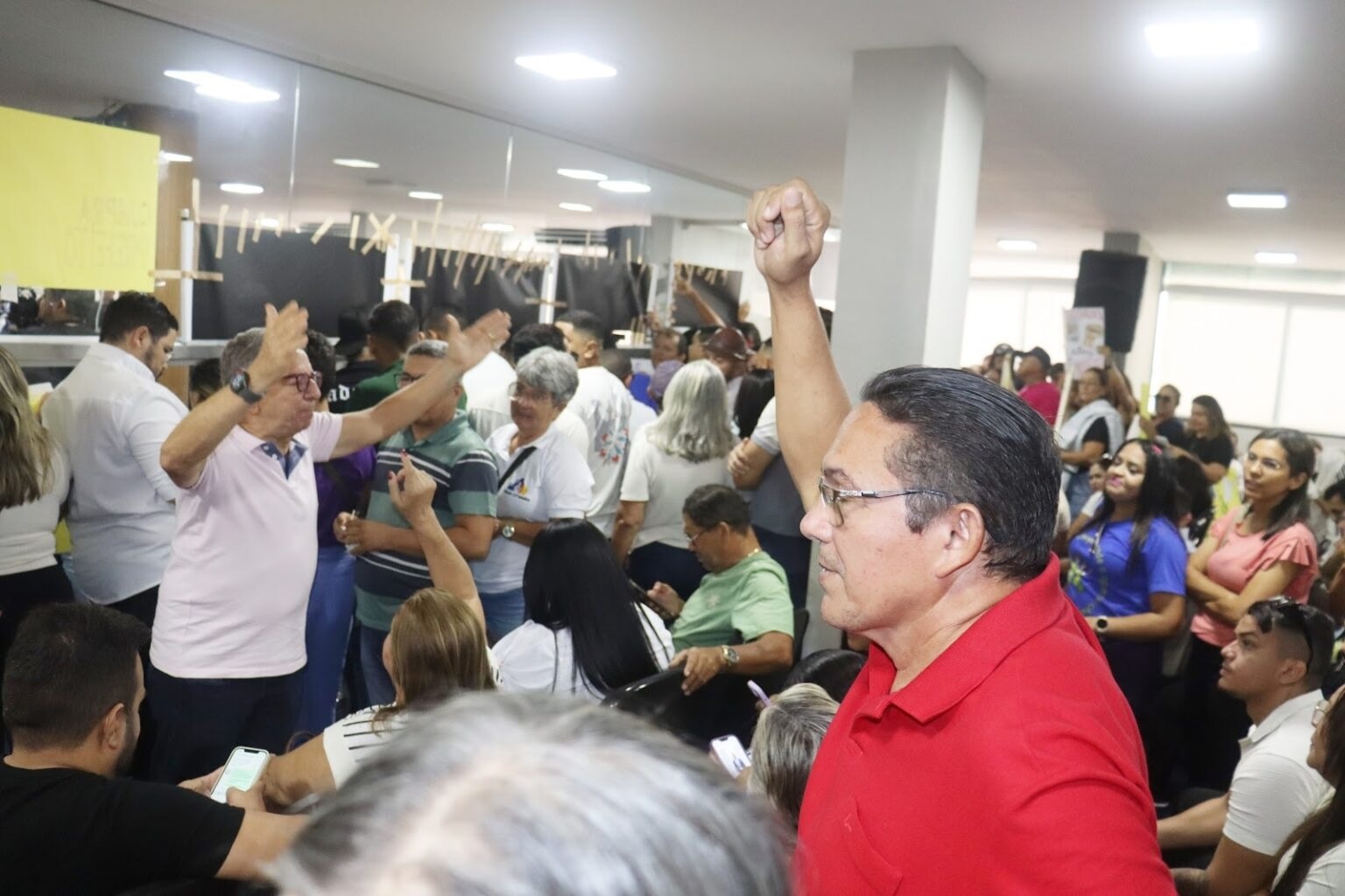 Servidores protestam contra Allyson na Câmara de Mossoró