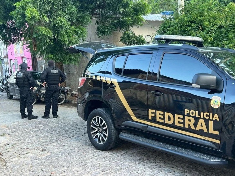 Polícia apreende micro-ônibus com fundo falso durante operação contra tráfico de drogas na Grande Natal