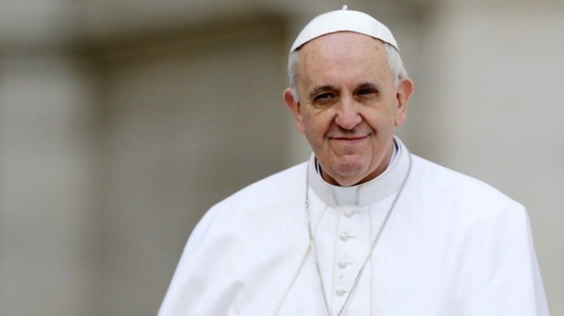 Papa Francisco respira sem ajuda de aparelhos, mas hospital não descarta uso de respiração mecânica, diz agência