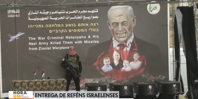 Hamas entrega corpos de bebê, criança, mãe e idoso em caixões pretos para Israel