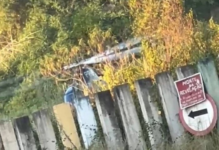 VÍDEO: No Rio, helicóptero é alvo de tiros e esbarra em rede elétrica