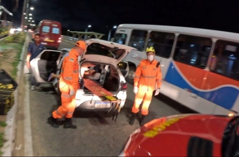 Mulher é socorrida pelos bombeiros em acidente de trânsito na avenida Engenheiro Roberto Freire