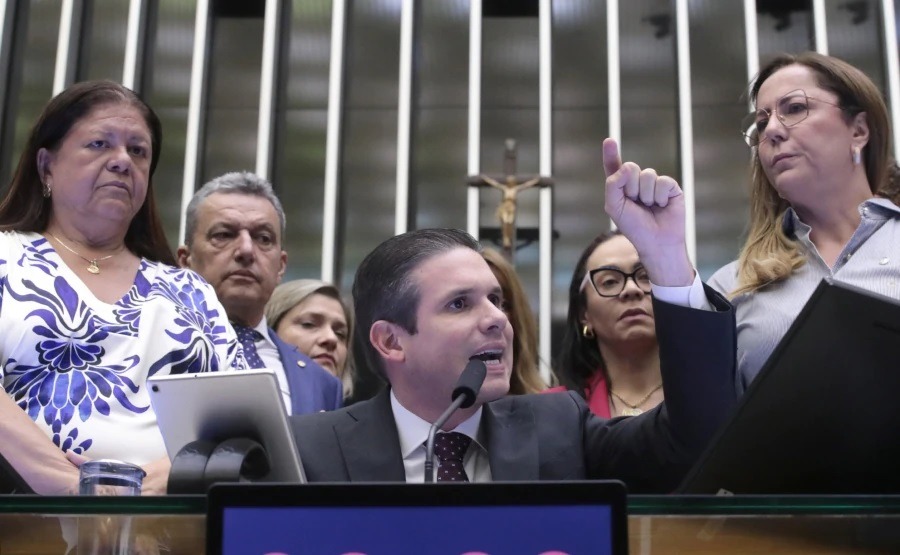  Hugo Motta dá bronca em deputados durante sessão; veja vídeo