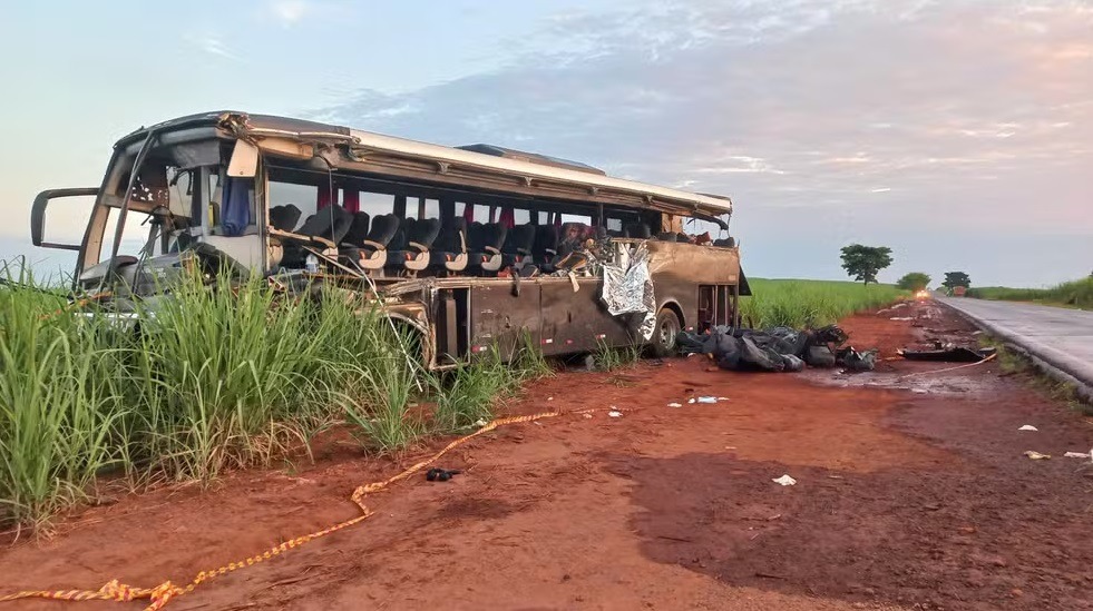 Acidente entre caminhão e ônibus com universitários deixa 12 mortos em rodovia no interior de SP