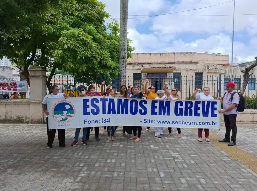 Atraso de salários leva terceirizados de escolas a paralisar atividades