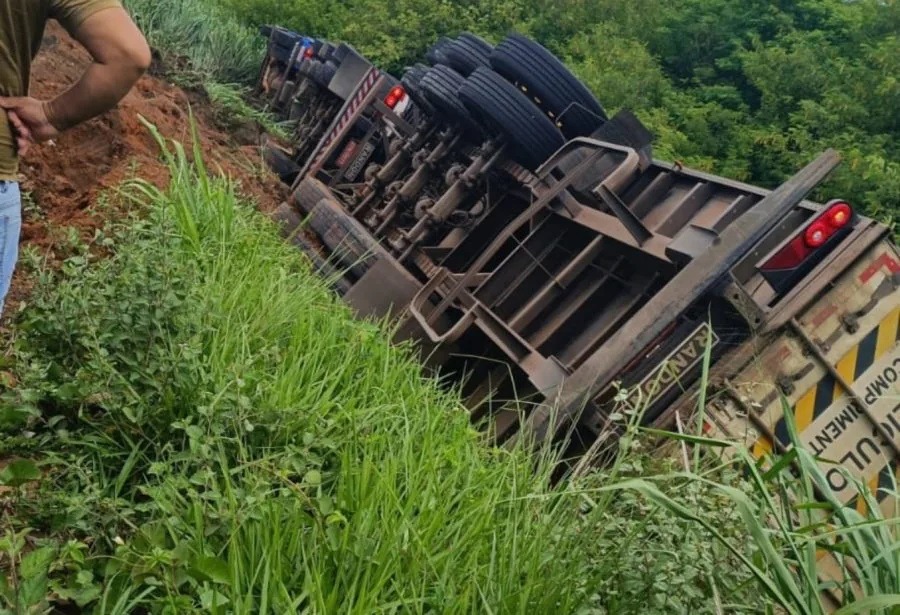 Carreta com leite condensado tomba e carga é saqueada na BR-304, em Macaíba