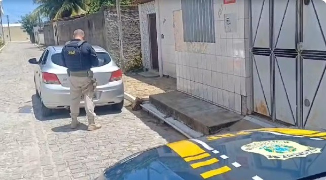 Motorista simula roubo de carro para escapar de infrações de trânsito após fugir de blitz da PRF em Natal