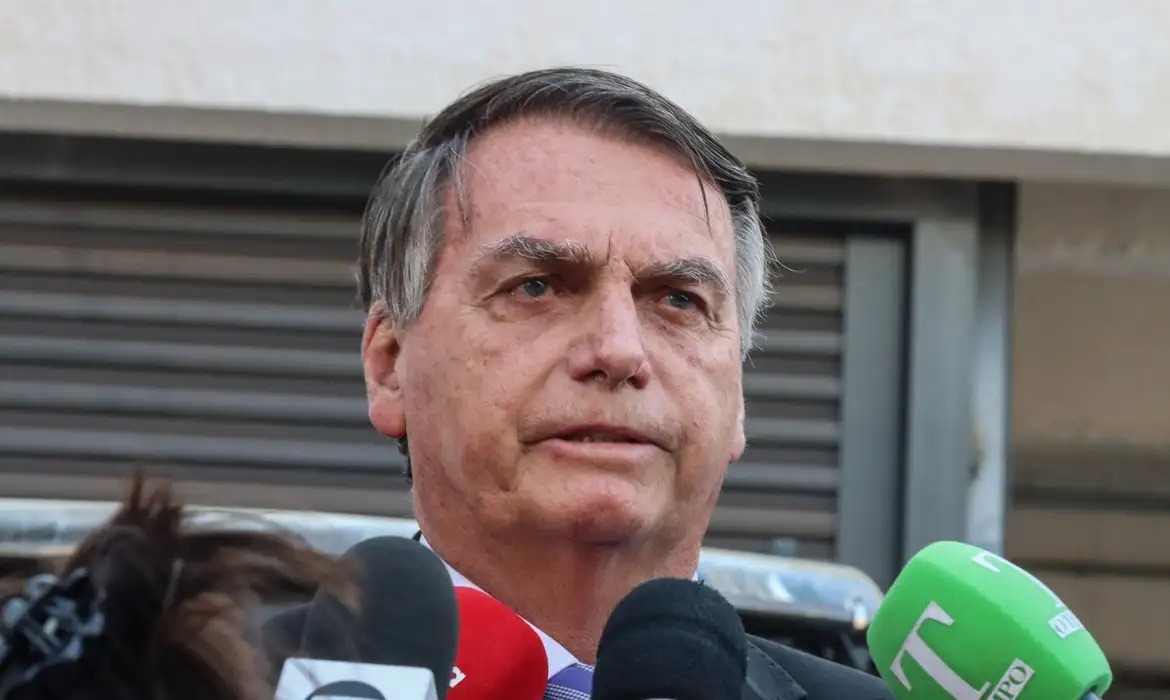 Ex-ministro de Lula cita risco de fuga e pede à PGR tornozeleira em Bolsonaro