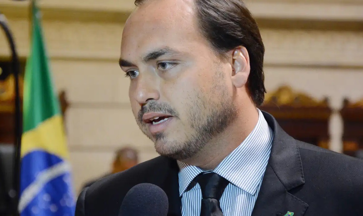 Carlos Bolsonaro elogia liderança e inteligência de Rogério Marinho em evento do PL em Brasília 
