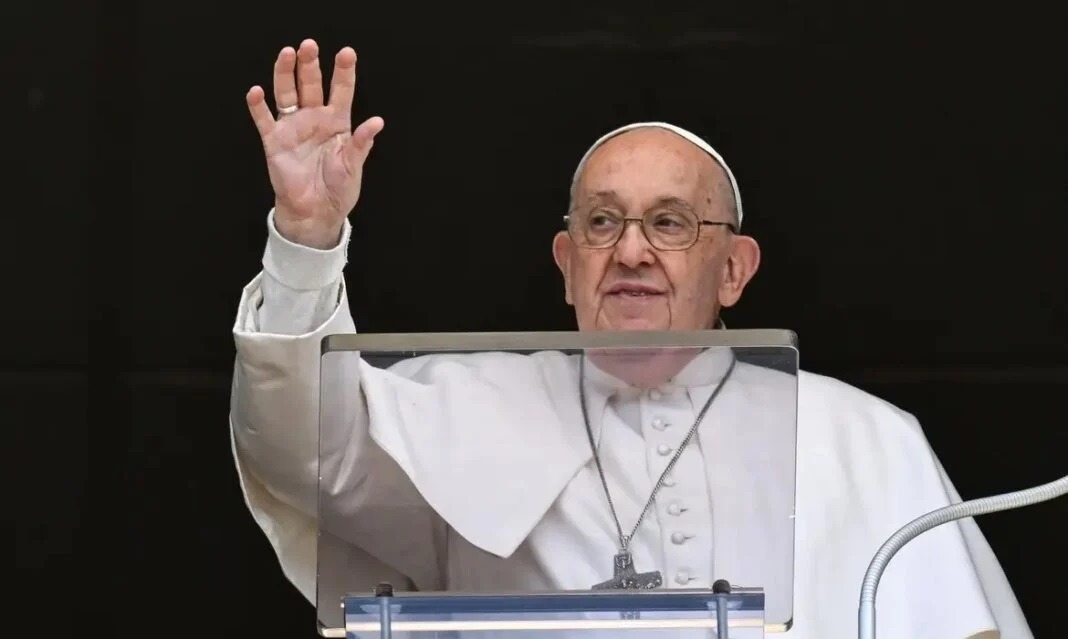Papa Francisco dormiu bem e está descansando no hospital, diz Vaticano