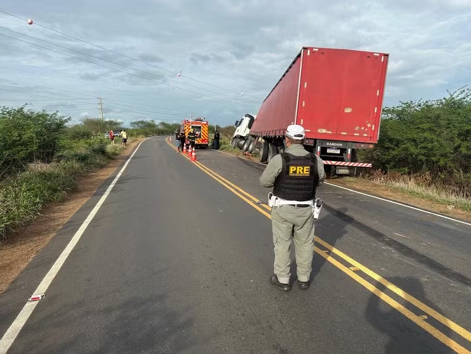 Motociclista morre após ser atropelado por caminhão e ficar preso em rodas do veículo