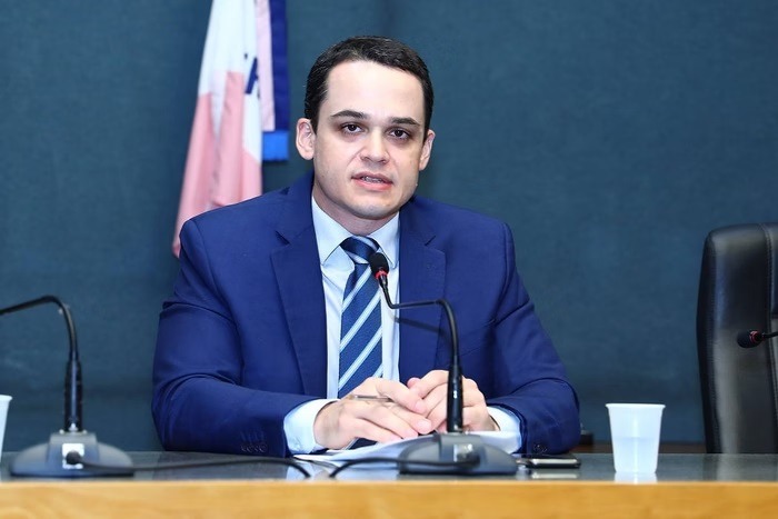 VÍDEO: Prefeito de Vitória apanha, perde celular e cai em Carnaval
