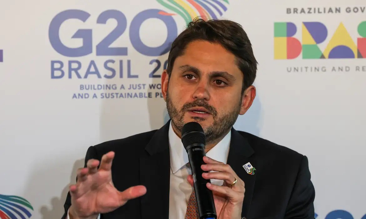 Ministro usou avião da FAB para voltar à praia após reunião com Lula