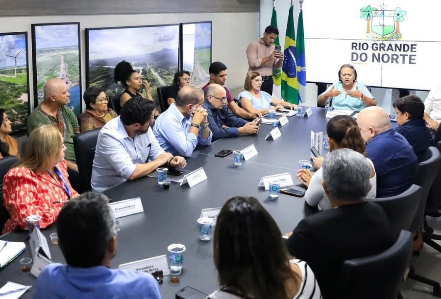 Após anúncio de greve, Governo Fátima recua e anuncia que dará reajuste para todos os professores
