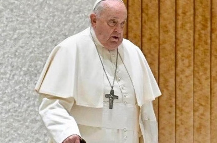 Após sair de 'estado crítico', papa tem boa noite de sono, diz Vaticano