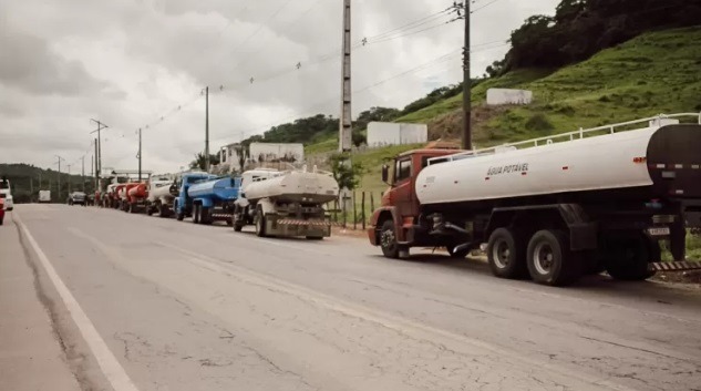 Governo Lula atrasa verba de carro-pipa e ameaça deixar 1,3 milhão sem água