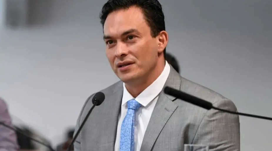 Styvenson critica asfaltos precários e hospitais sem estrutura no RN