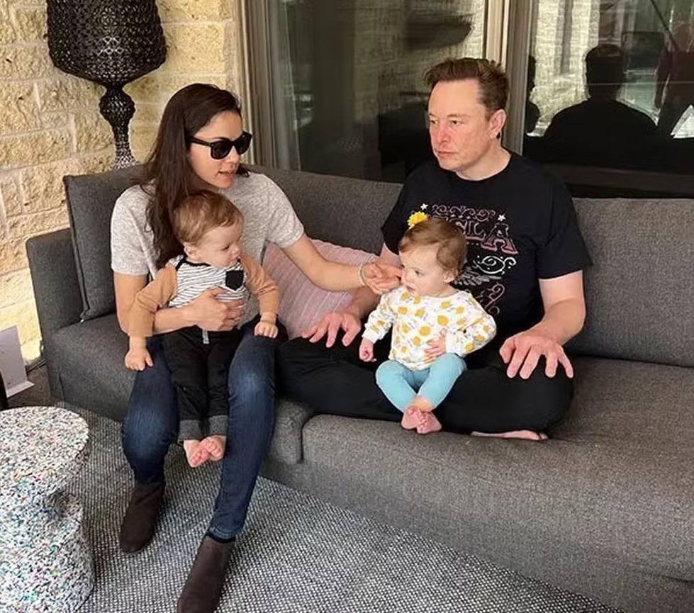 Mulher anuncia o 14º filho de Elon Musk