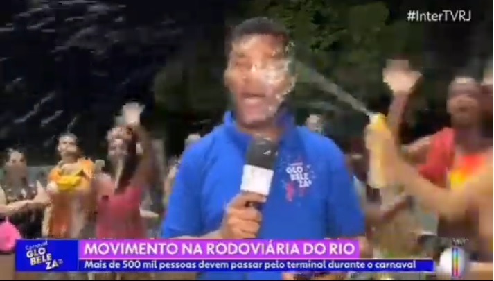 VÍDEO: Repórter da Globo leva spray de espuma no rosto e é roubado ao vivo no Rio