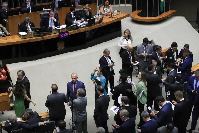 Estados que podem perder vagas na Câmara receberam R$ 1 bi em emendas