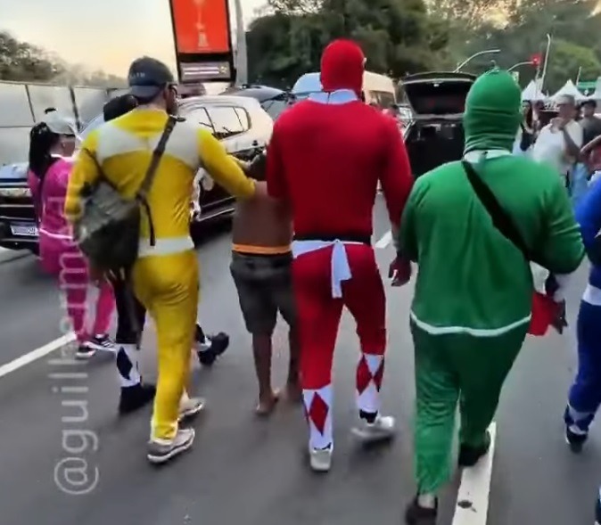 ‘Power Rangers’ prendem homem com celulares roubados em bloco no Carnaval; veja vídeo
