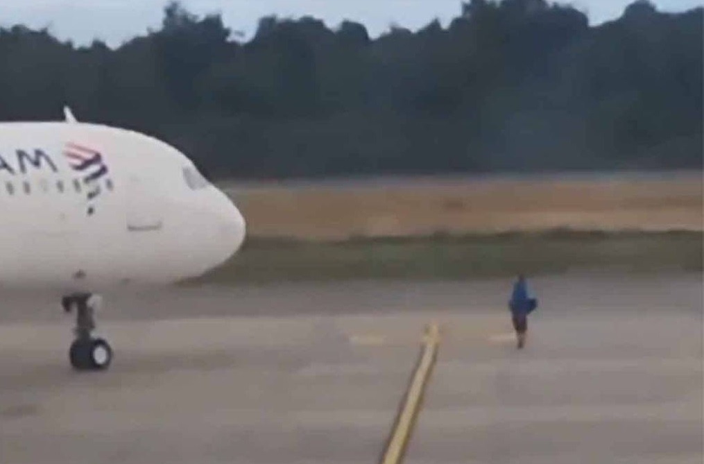 VÍDEO: Passageiro da Latam perde o voo e invade a pista para tentar impedir a decolagem do avião