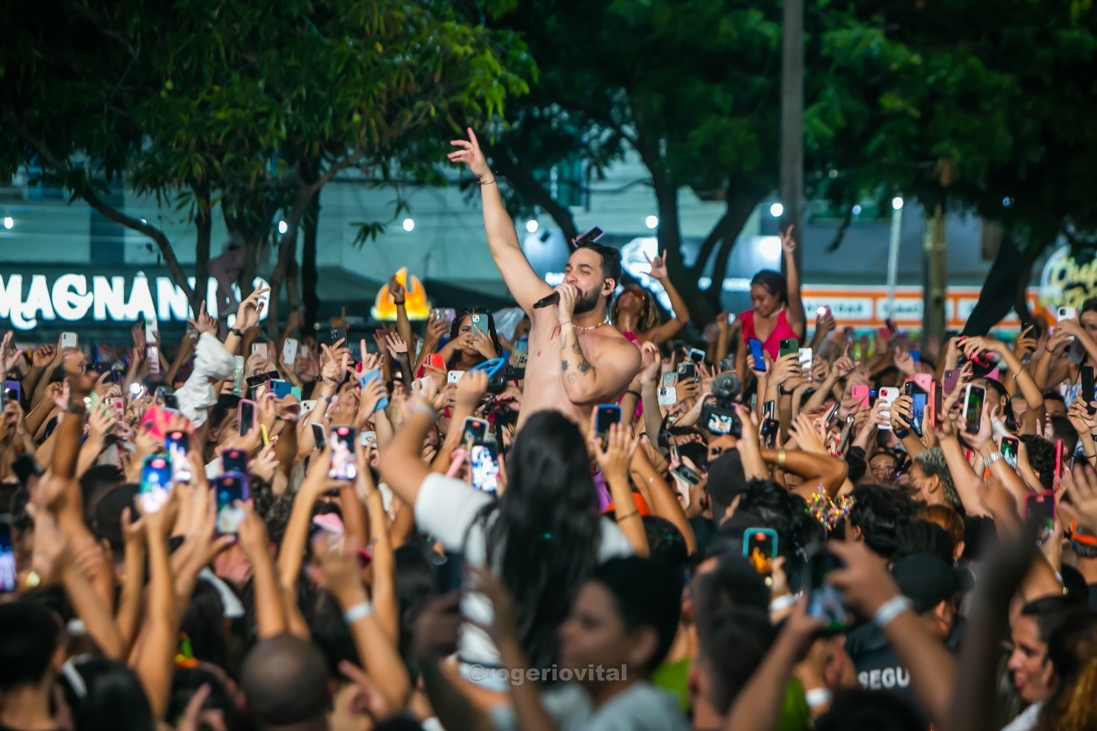 Henry Freitas faz show histórico, arrasta mais de 70 mil pessoas e encerra carnaval de Ponta Negra