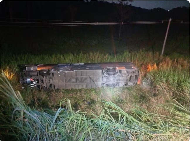 Ônibus tomba em ribanceira e deixa 1 morto e 25 feridos no interior de SP