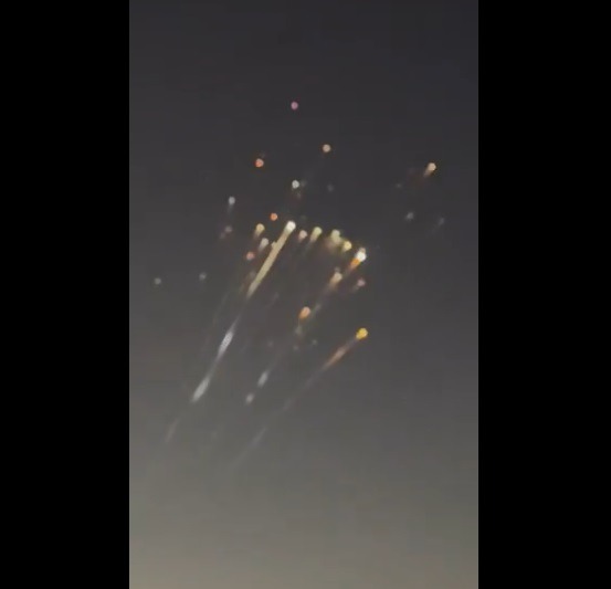 VÍDEO: Fragmentos de nave da SpaceX rasgam os céus e causam atrasos em voos e paralisações em aeroportos nos EUA