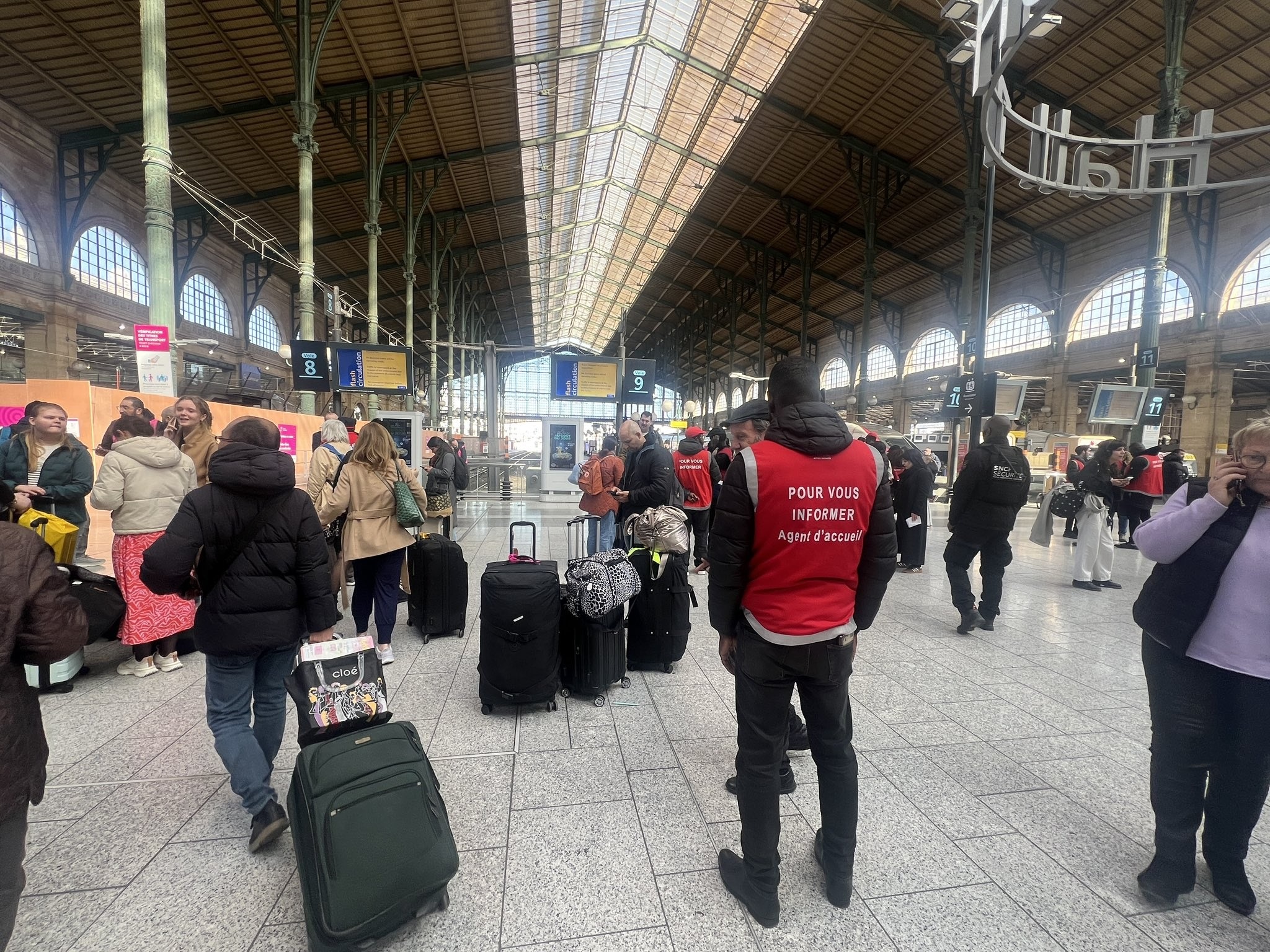 Bomba intacta da 2ª Guerra fecha a maior estação de trem da Europa e causa caos
