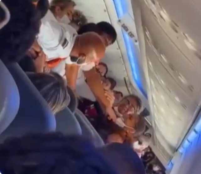 Gol é condenada a indenizar mãe e filha agredidas por não ceder lugar