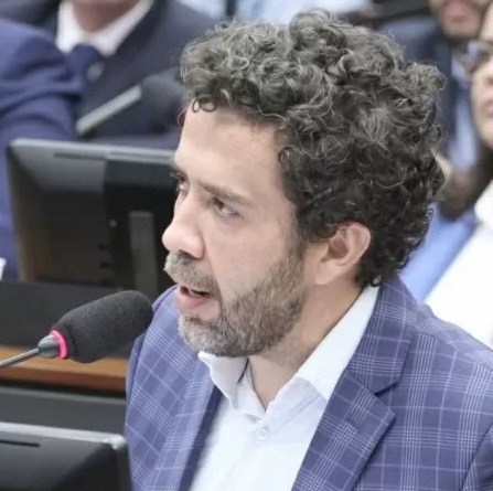 Janones confessa rachadinha, diz que estava com 'nome negativado' e promete devolver R$ 131 mil