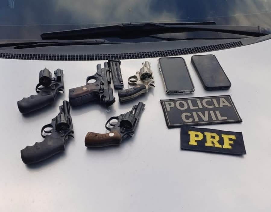 Casal é preso com quatro revólveres e uma pistola na BR-304, no RN