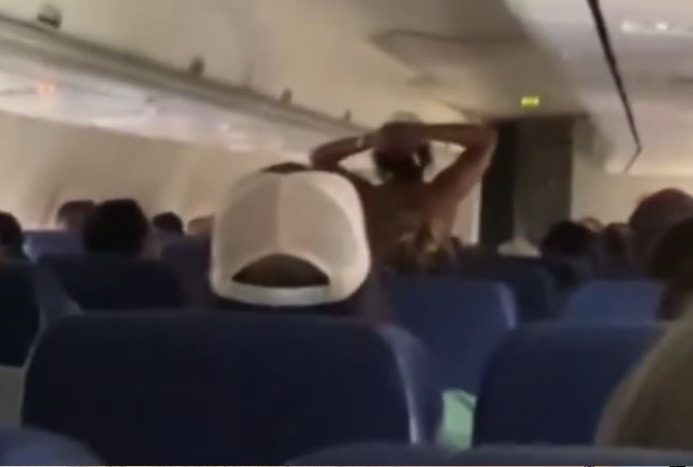 VÍDEO: Passageira fica nua em avião e piloto suspende decolagem