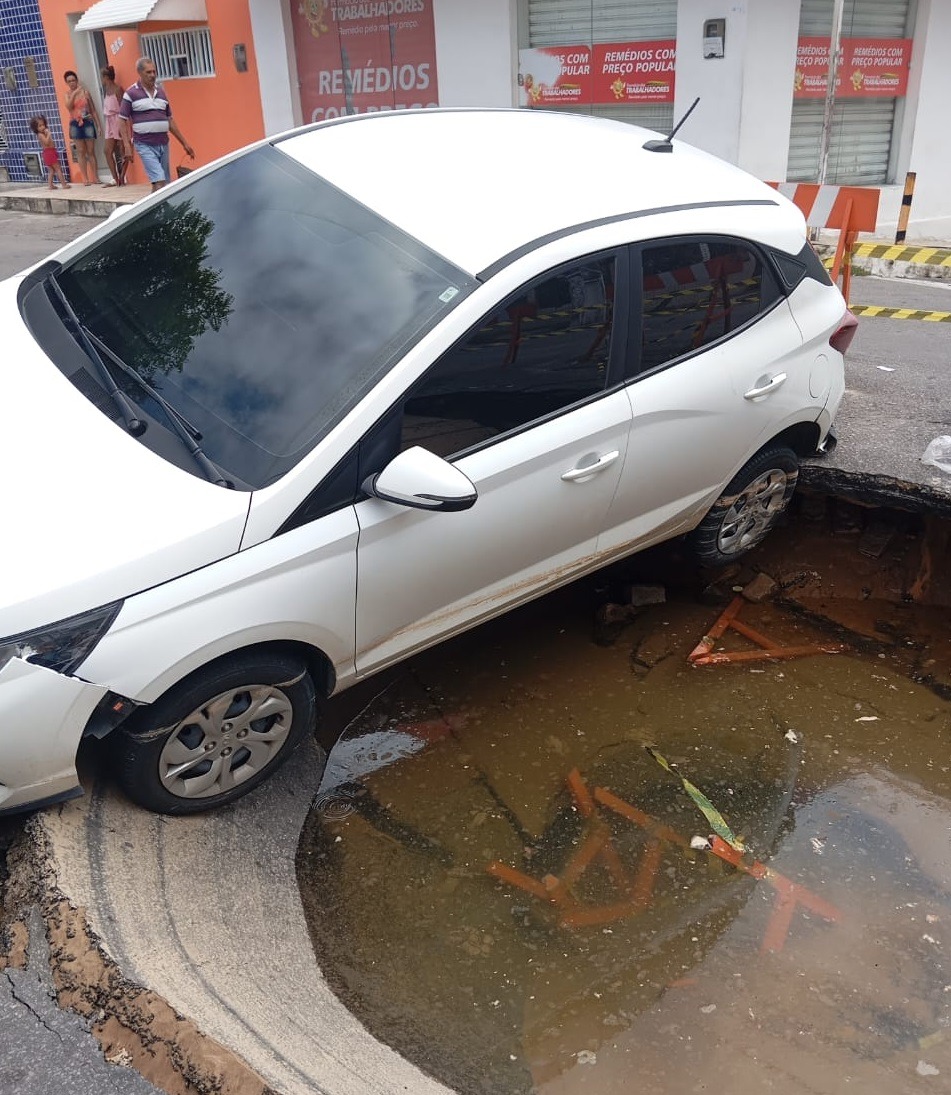 VÍDEO: Carro cai em cratera aberta em rua nas Rocas; linhas de ônibus são afetadas