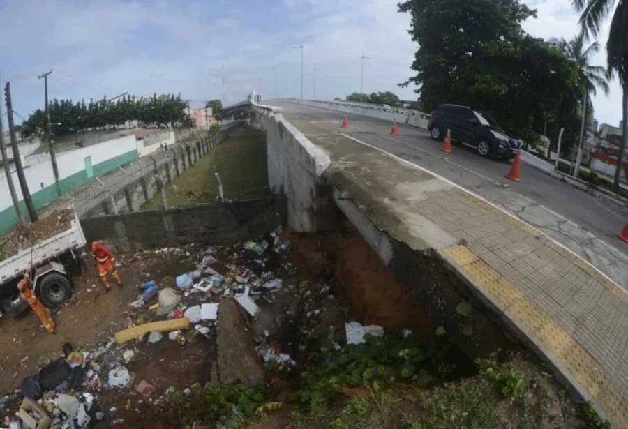 Estrutura do viaduto do Baldo cai e parte da via é interditada