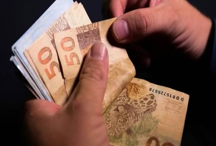 Abono salarial para quem tem carteira assinada está liberado; confira