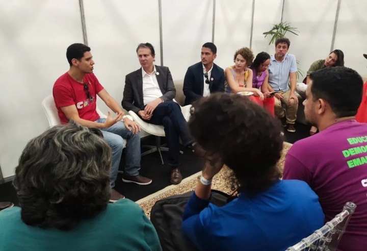 Professores grevistas do RN se reúnem com Camilo Santana em Natal e pedem apoio do MEC para reajuste