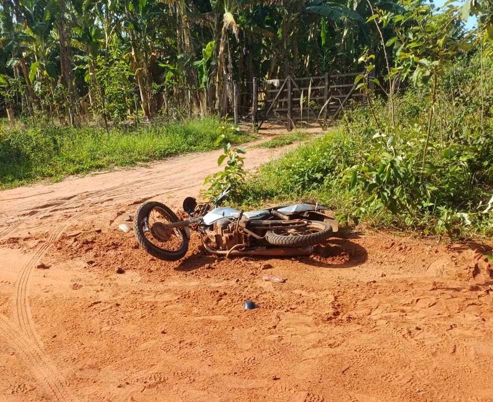 Bebê de 1 ano morre após batida entre moto e reboque de carro no litoral do RN