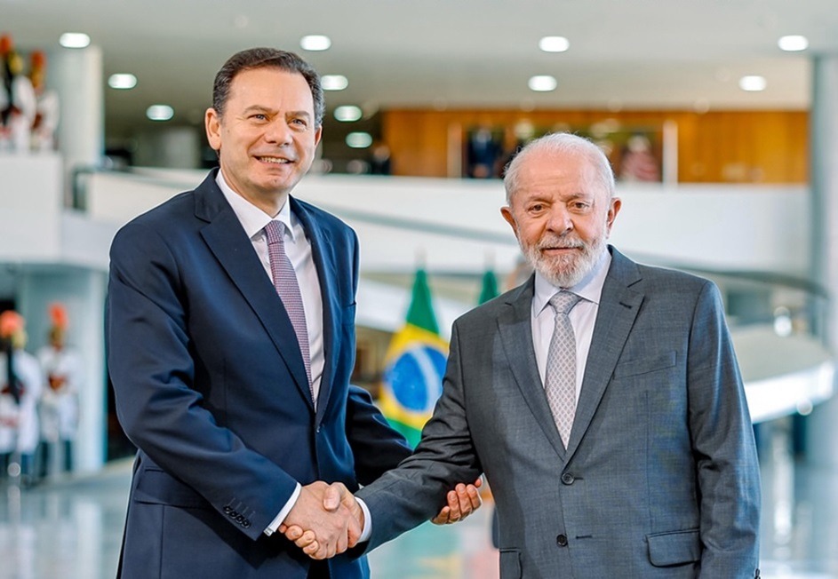 Cai governo do primeiro-ministro de Portugal, que em fevereiro visitou Lula em Brasília