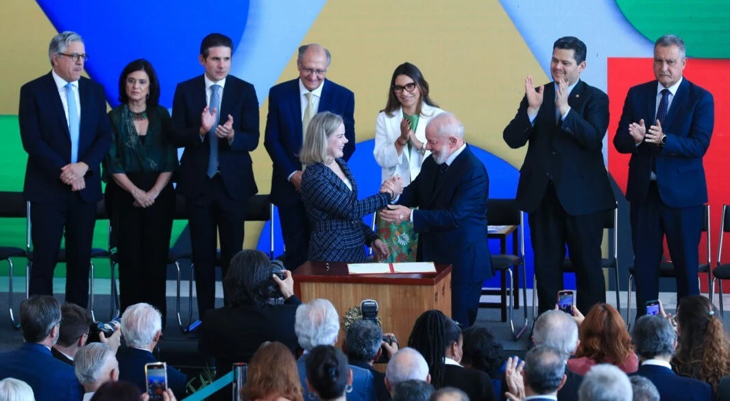 Lula diz que escolheu “mulher bonita” para pasta da articulação