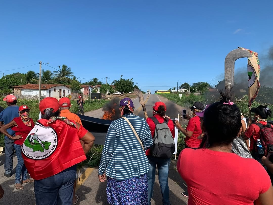 VÍDEO: Membros do MST bloqueiam BR-406 no RN 