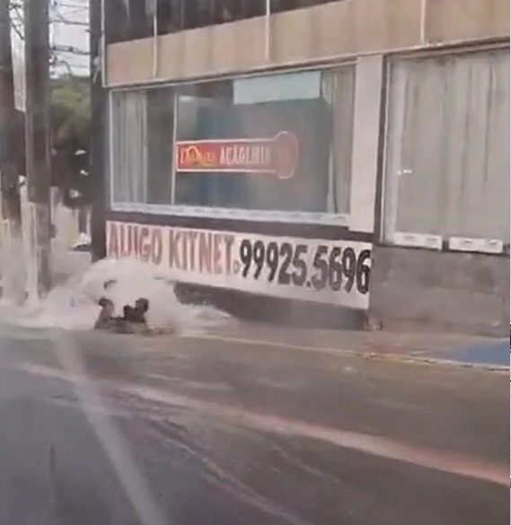 VÍDEO: Mulher é arrastada por correnteza formada pelas fortes chuvas em Natal; ASSISTA