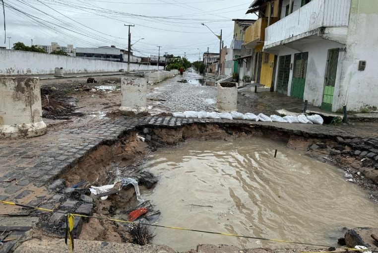 Chuvas abrem cratera em rua de Parnamirim