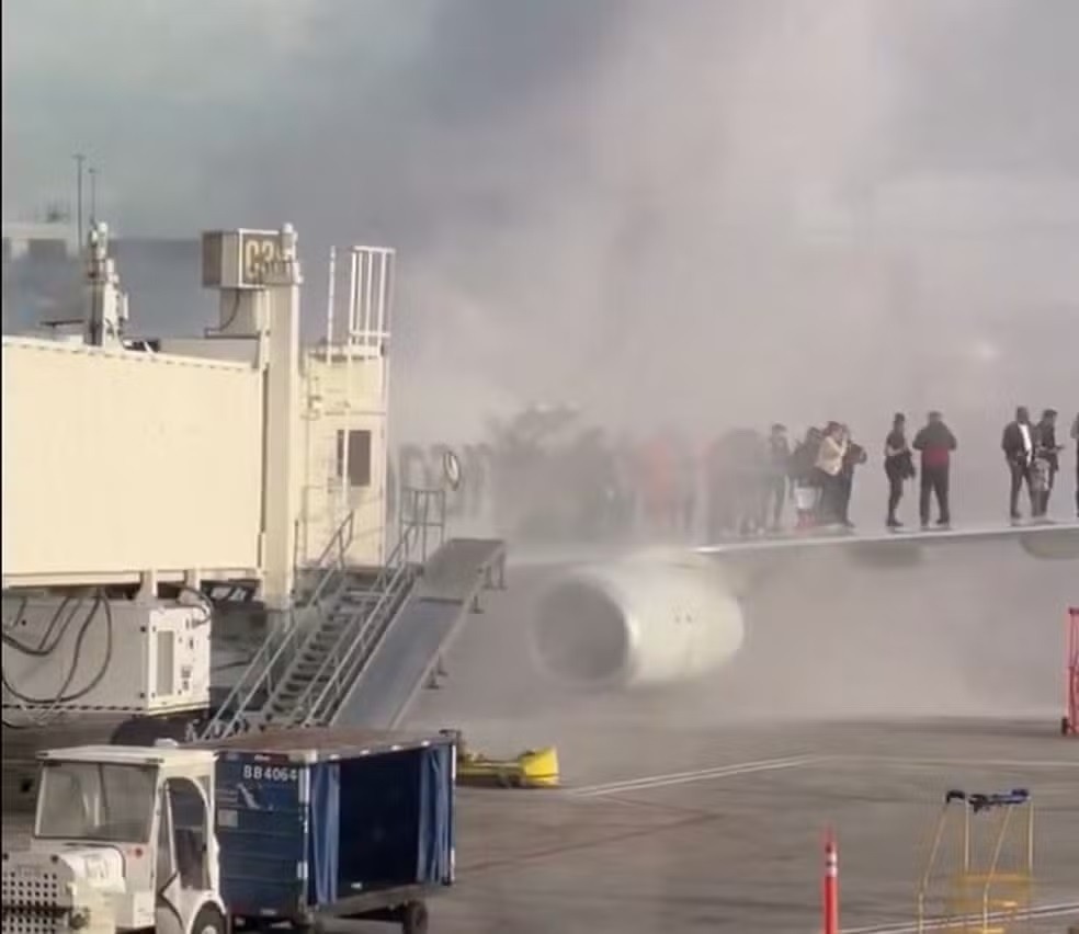 VÍDEO: Avião pega fogo em aeroporto, e passageiros se aglomeram em asa